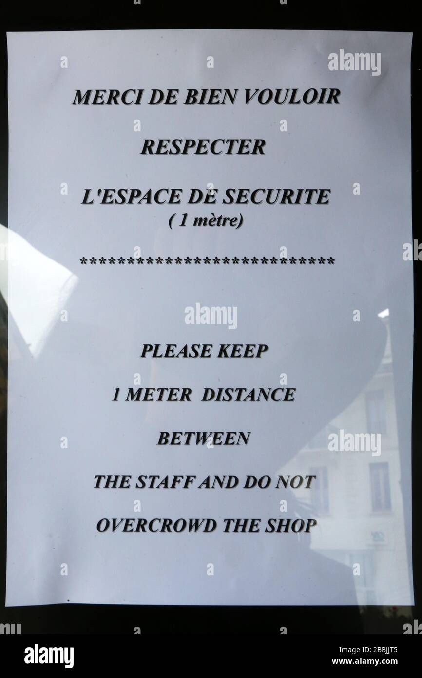 Merci de bien vouloir respecter l'espace de sécurité d'un mètre. Affiche.  Coronavirus. Covid-19. Saint-Gervais-les-Bains. Haute-Savoie. France. Stock Photo
