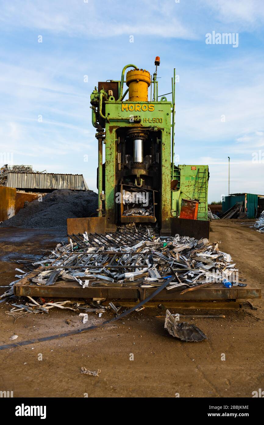 Metal pressing machine hires stock photography and images Alamy