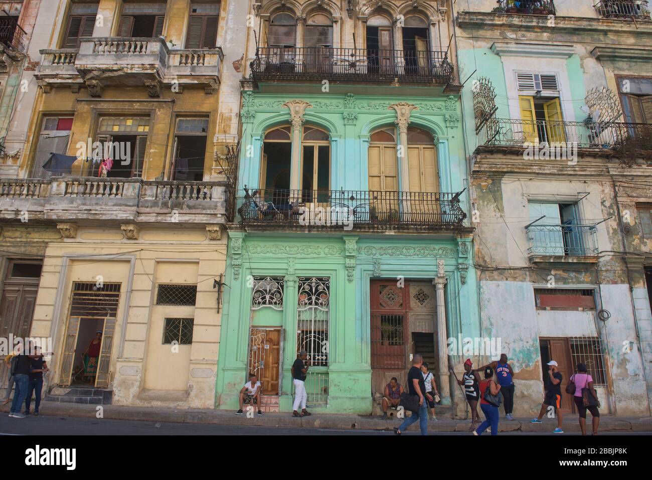 Crumbling architecture in Havana Vieja, Havana, Cuba Stock Photo - Alamy