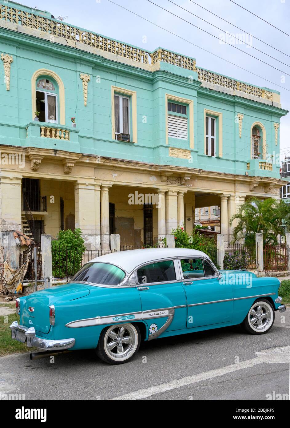 Vintage Chevrolet Bel Air and matching apartment, Vedado, Havana, Cuba Stock Photo