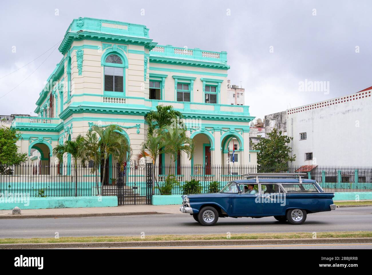 Vintage American car and School, Vedado, Havana, Cuba Stock Photo