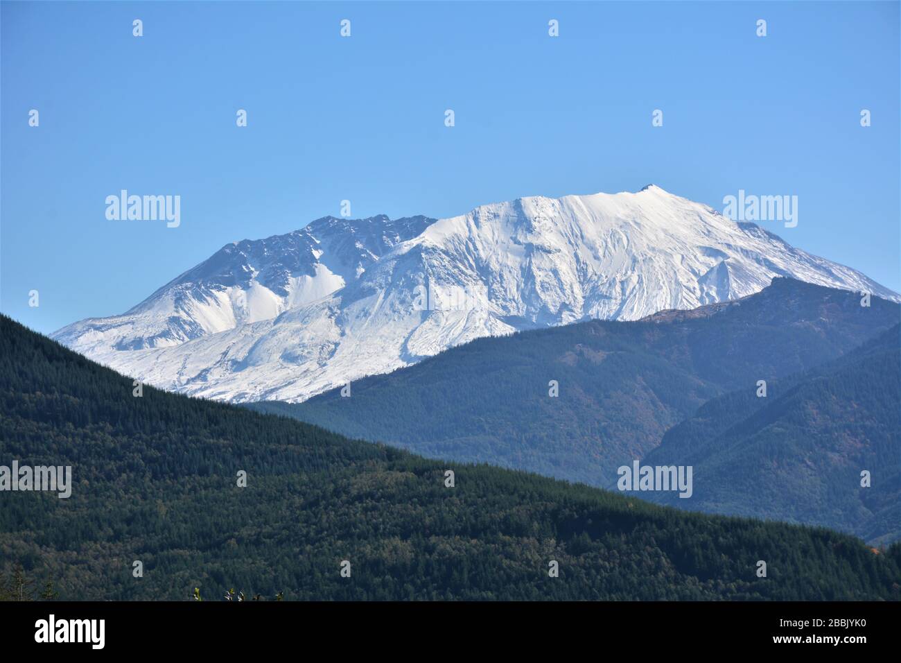 The snowy slopes of Mt St Helens in October, seen from Route 504, Cowlitz County, Washington State, USA. Stock Photo