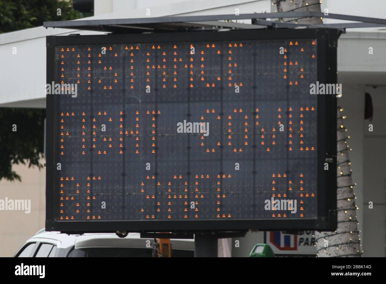 Beverly Hills, United States. 31st Mar, 2020. BEVERLY HILLS, LOS ANGELES, CALIFORNIA, USA - MARCH 31: A Caltrans Changeable Message Sign (CMS) warns motorists on N Canon Drive near the corner of N Santa Monica Blvd to stay at home, use to-go dining and distance 6 feet to fight the novel Coronavirus COVID-19 pandemic on March 31, 2020 in Beverly Hills, Los Angeles, California, United States. (Photo by Xavier Collin/Image Press Agency) Credit: Image Press Agency/Alamy Live News Stock Photo