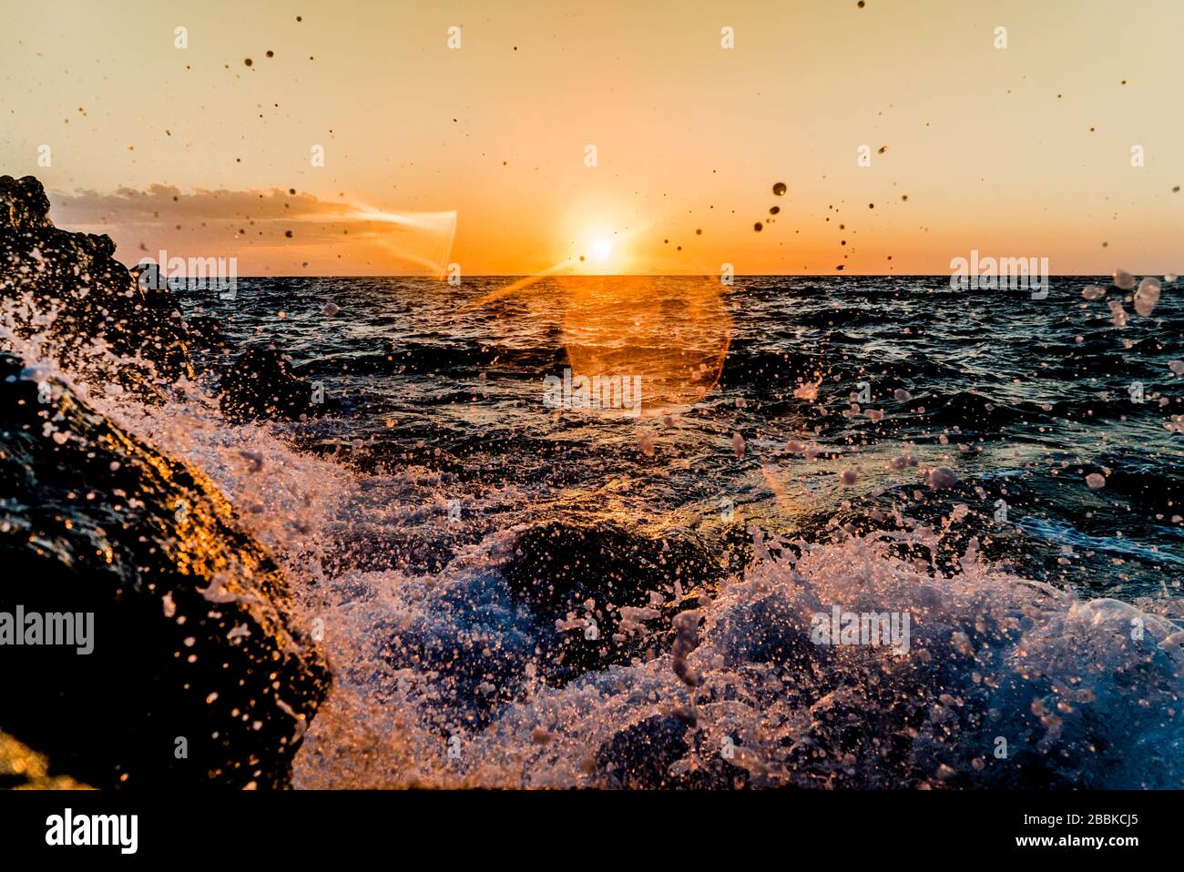 Crashing waves hi-res stock photography and images - Alamy