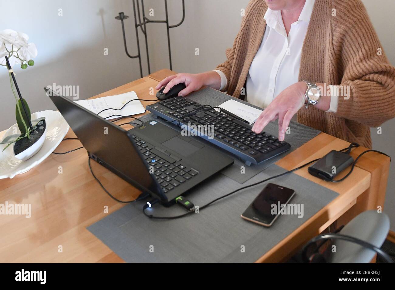 Работа с готовой компьютерной моделью. Пожилые в интернете. Работа. Поиск работы. Интернет-кафе для пожилых.