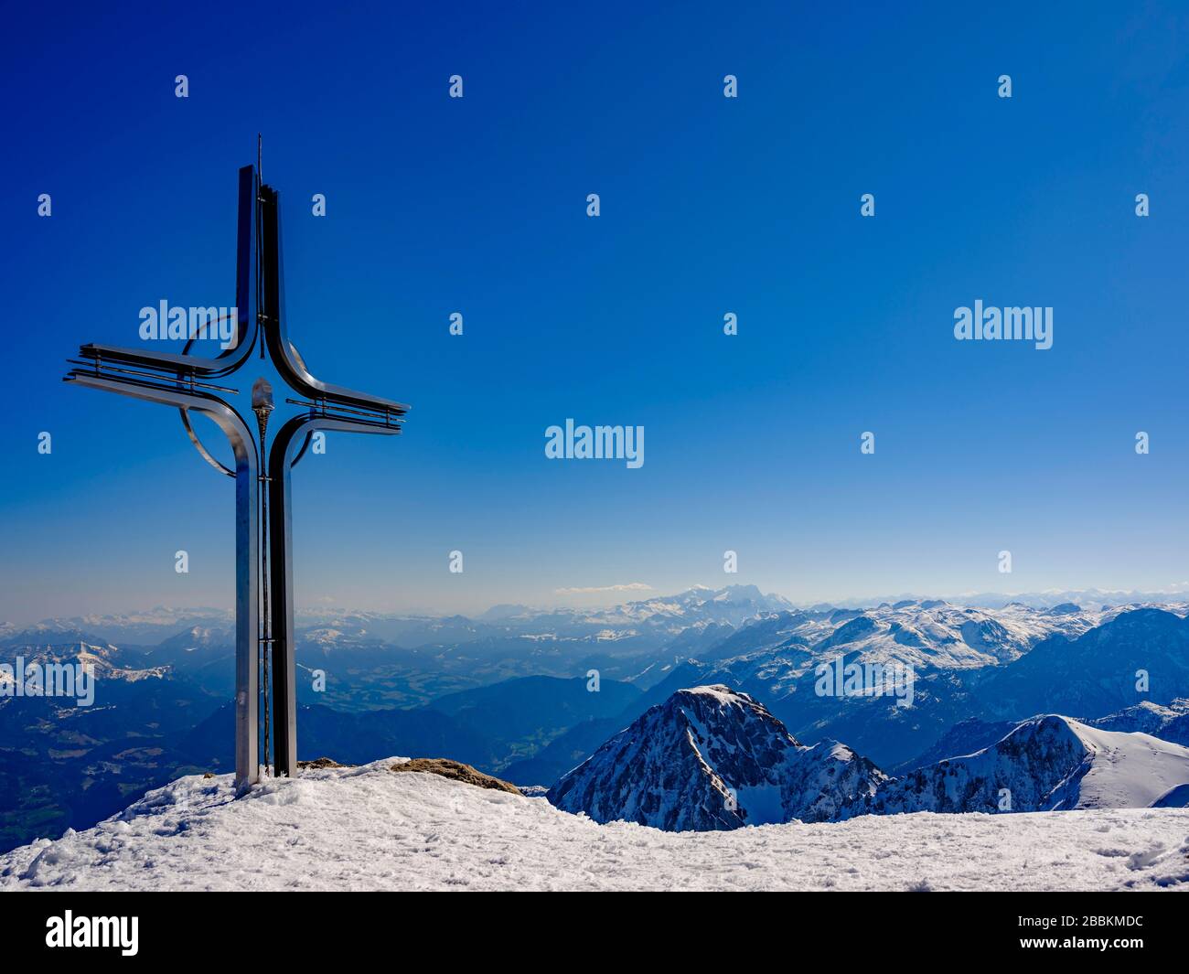 Summit cross of the Hoher Goell, behind Dachstein and Tennengebirge, in winter, Berchtesgaden Alps, Berchtesgaden National Park, Berchtesgadener Stock Photo