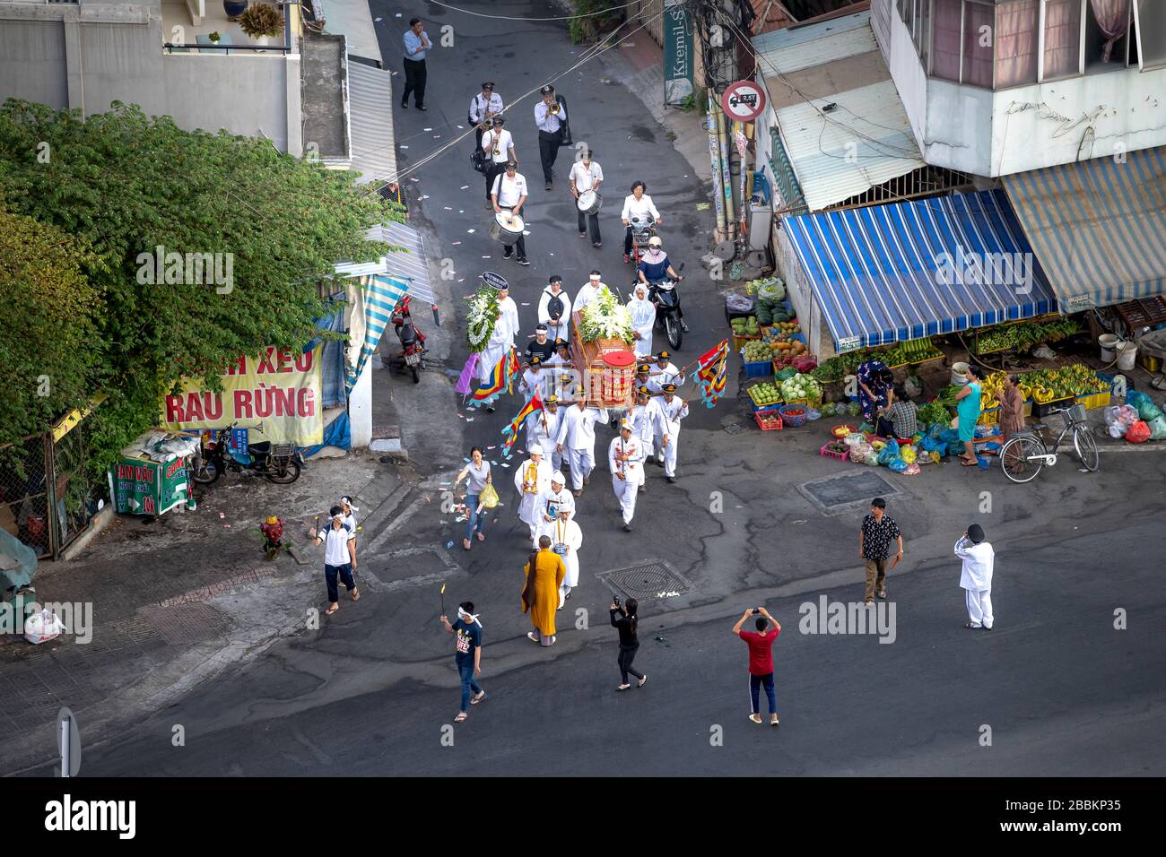 elfbar elfa master akku Pham Van Dong Street, Go Vap District, Ho Chi Minh City, Vietnam - February  15, 2020: A funeral is held in the traditional way on the street at Pham V  Stock Photo
