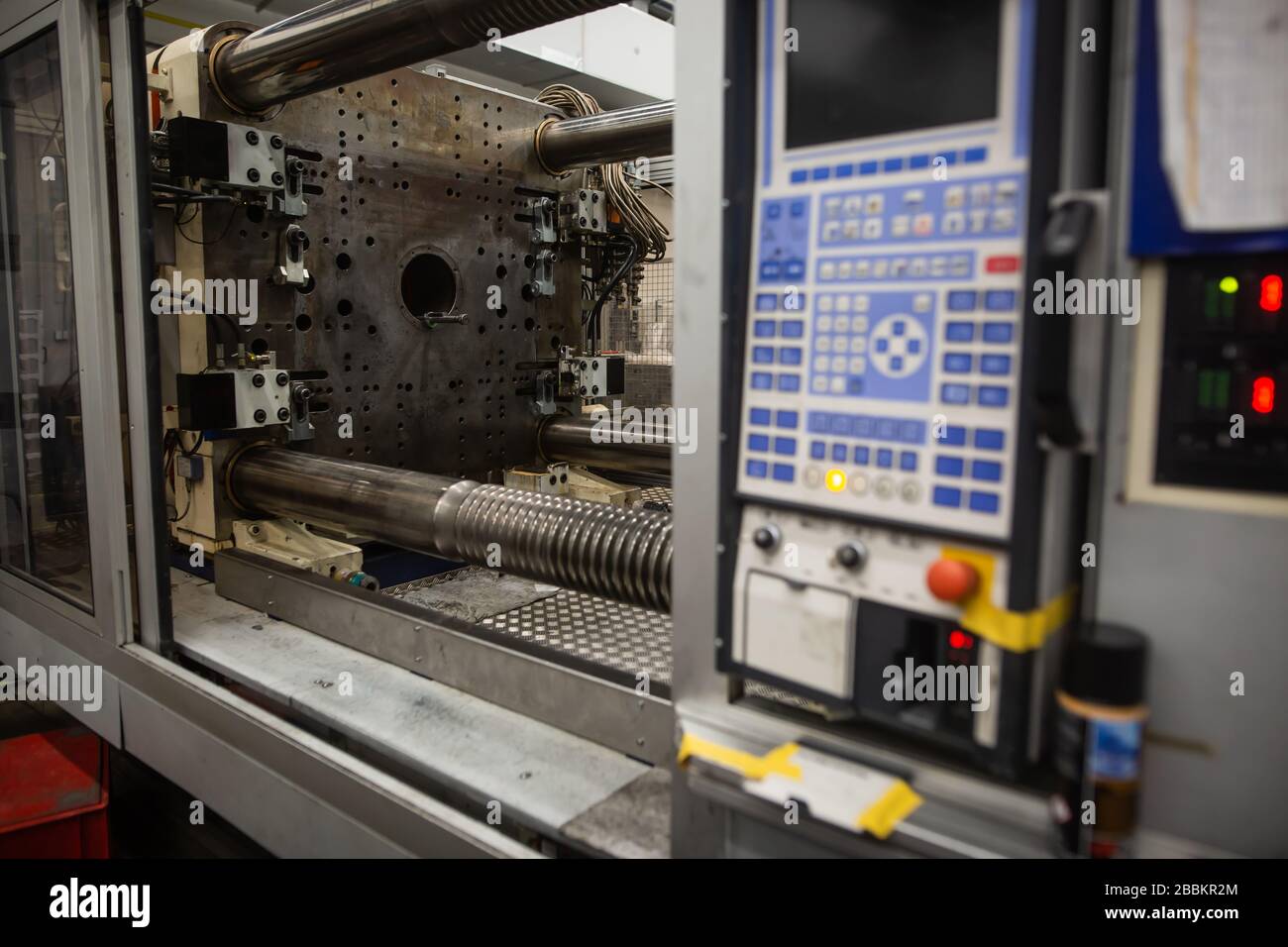 Huge injection molding machine without fixture, ready for the plastic articles by injecting