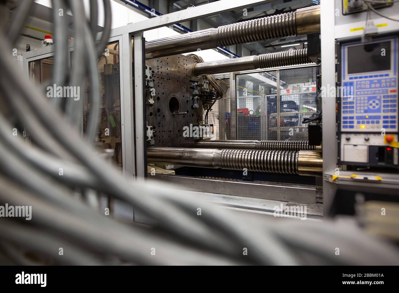 Huge injection molding machine without fixture, ready for the plastic articles by injecting