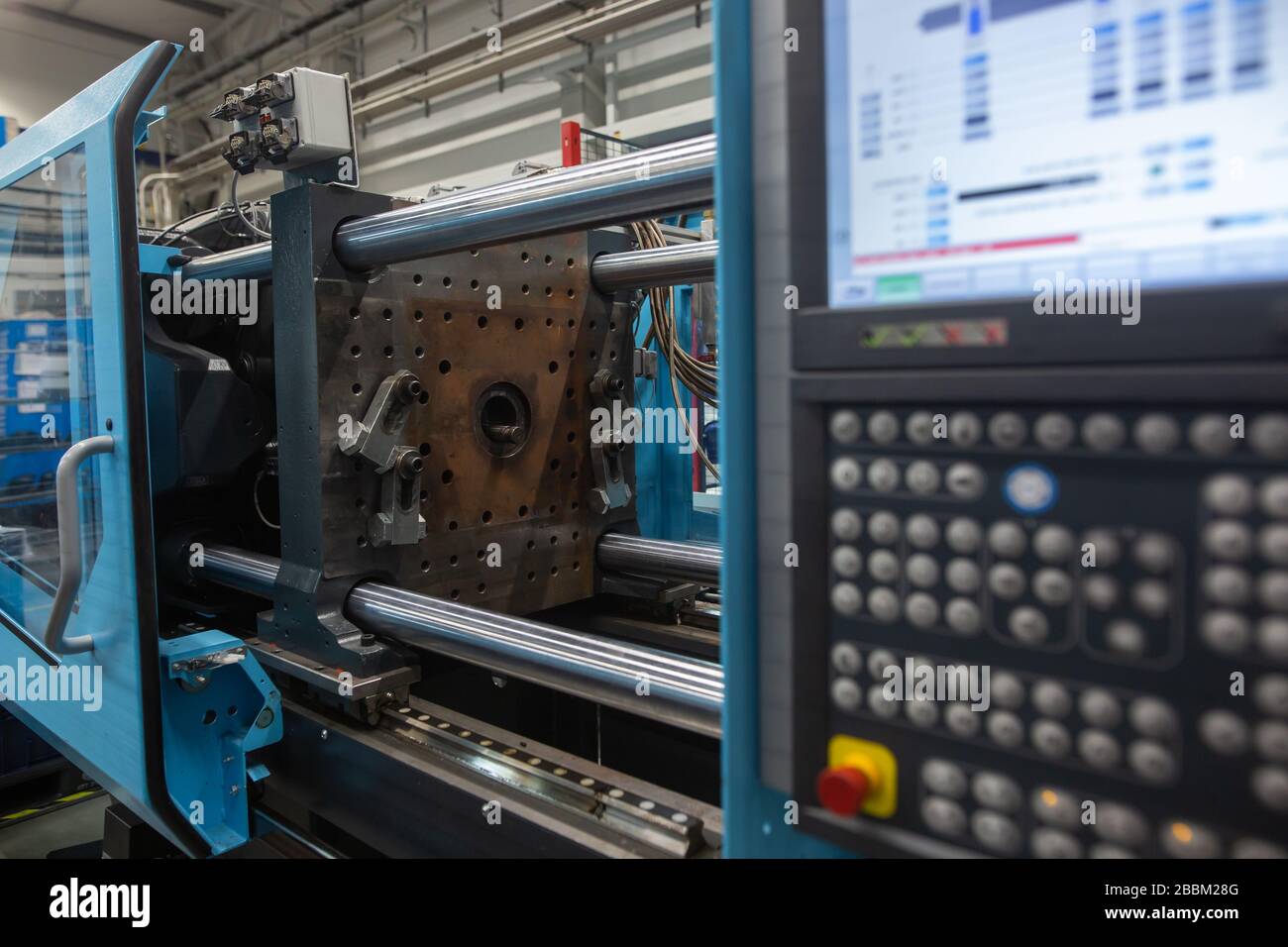 Huge injection molding machine without fixture, ready for the plastic articles by injecting