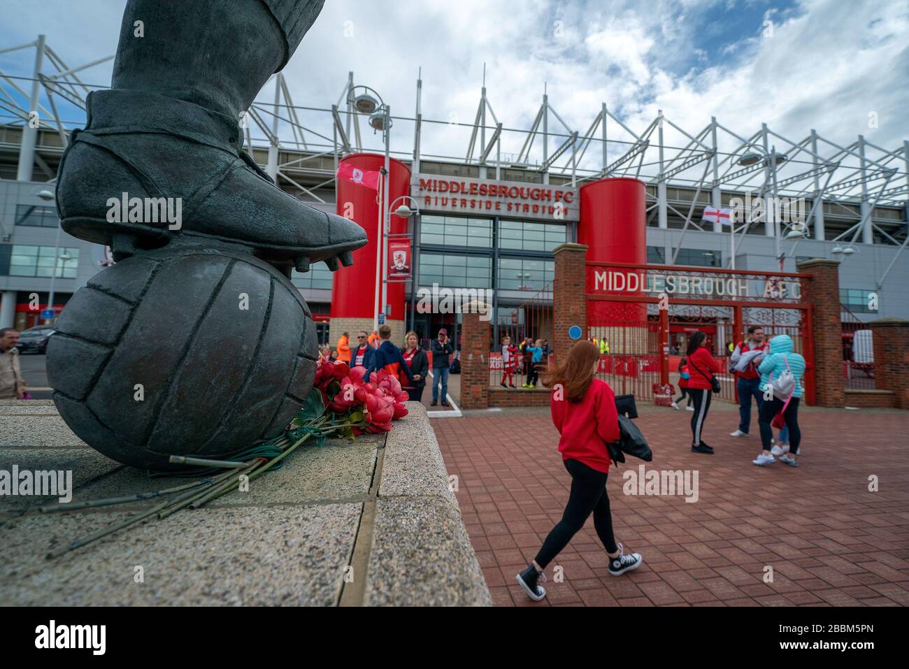 George Harwick statue at the gates to the stadium before game between Middlesbrough and Brentford Stock Photo
