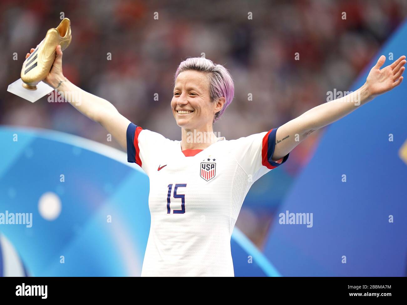 USA's Megan Rapinoe celebrates with the adidas Golden Boot after the final  whistle Stock Photo - Alamy