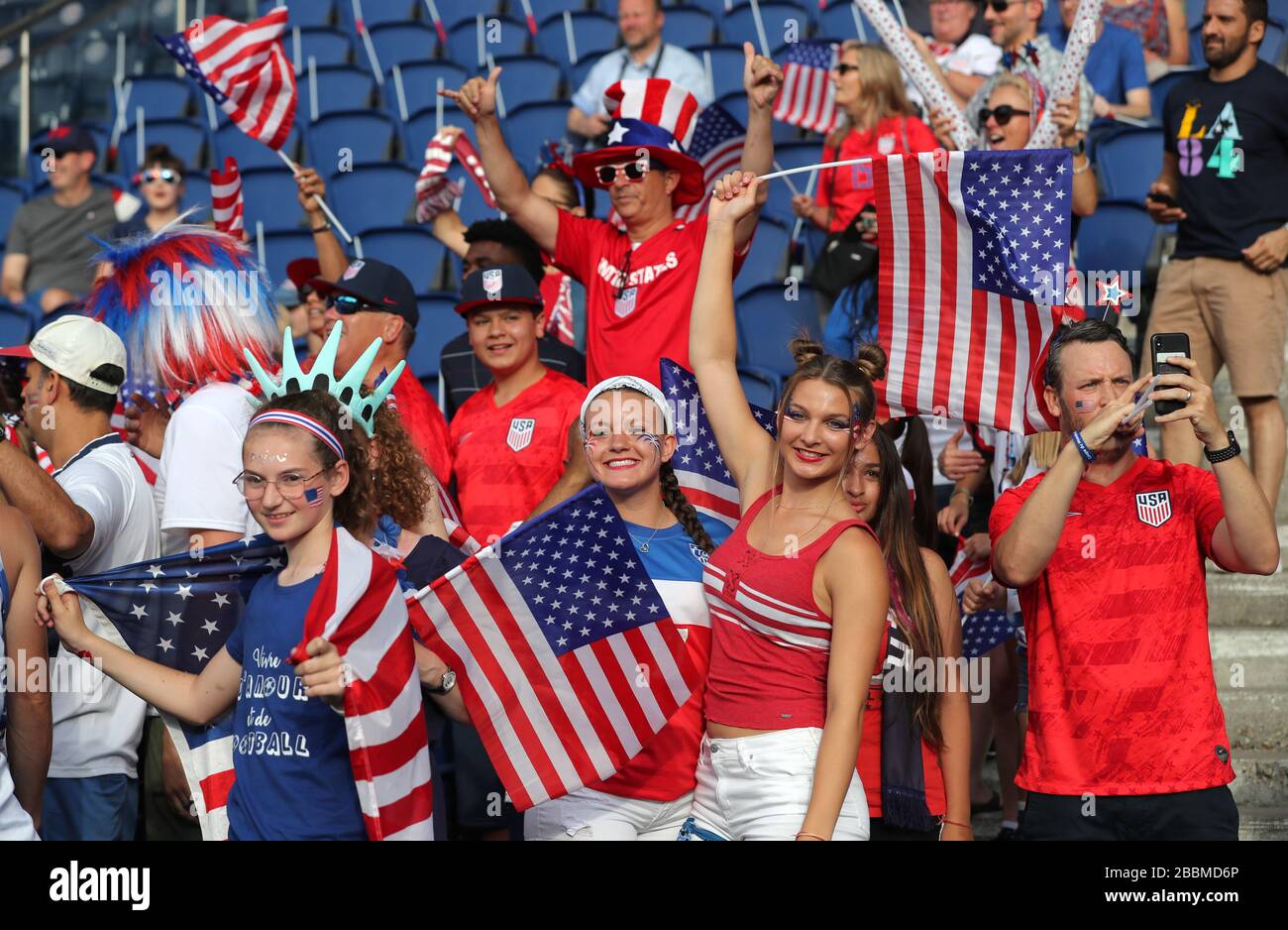 Fans Offering Support Usa fans show their support in the stands hi-res stock photography and ...