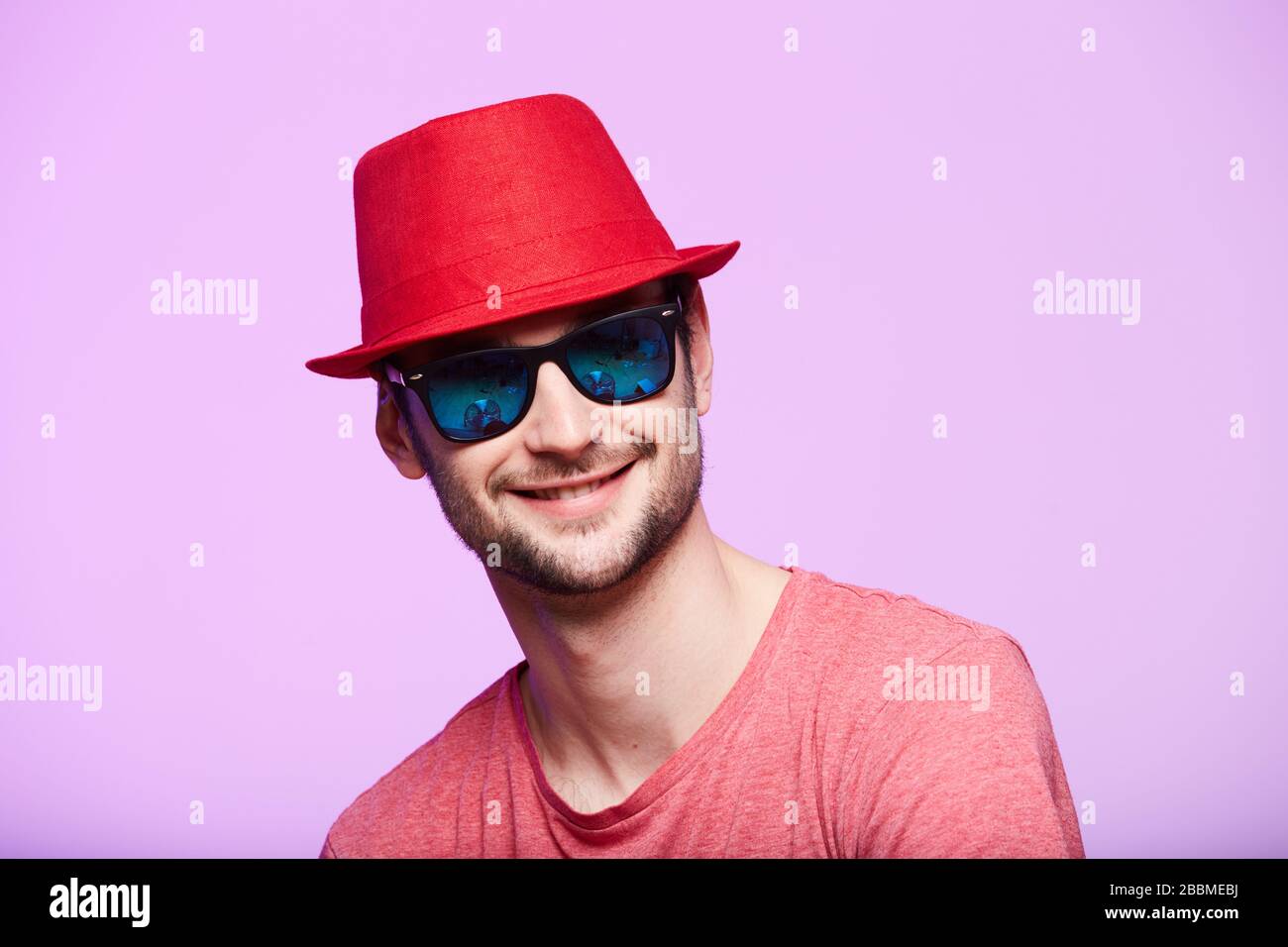 Bearded man wearing black hat hi-res stock photography and images - Alamy