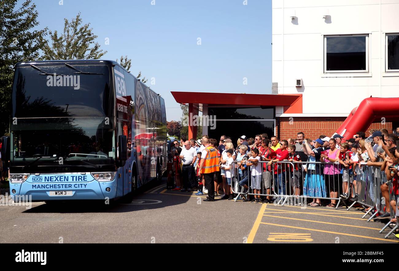 Fans wait as the Manchester City team coach arrives at the Vitality Stadium Stock Photo