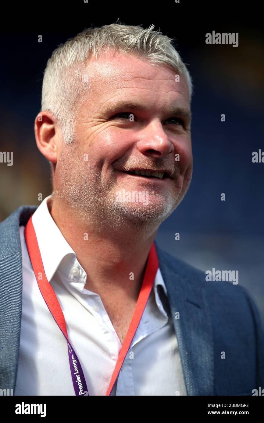Football Commentator Guy Mowbray before the game Stock Photo