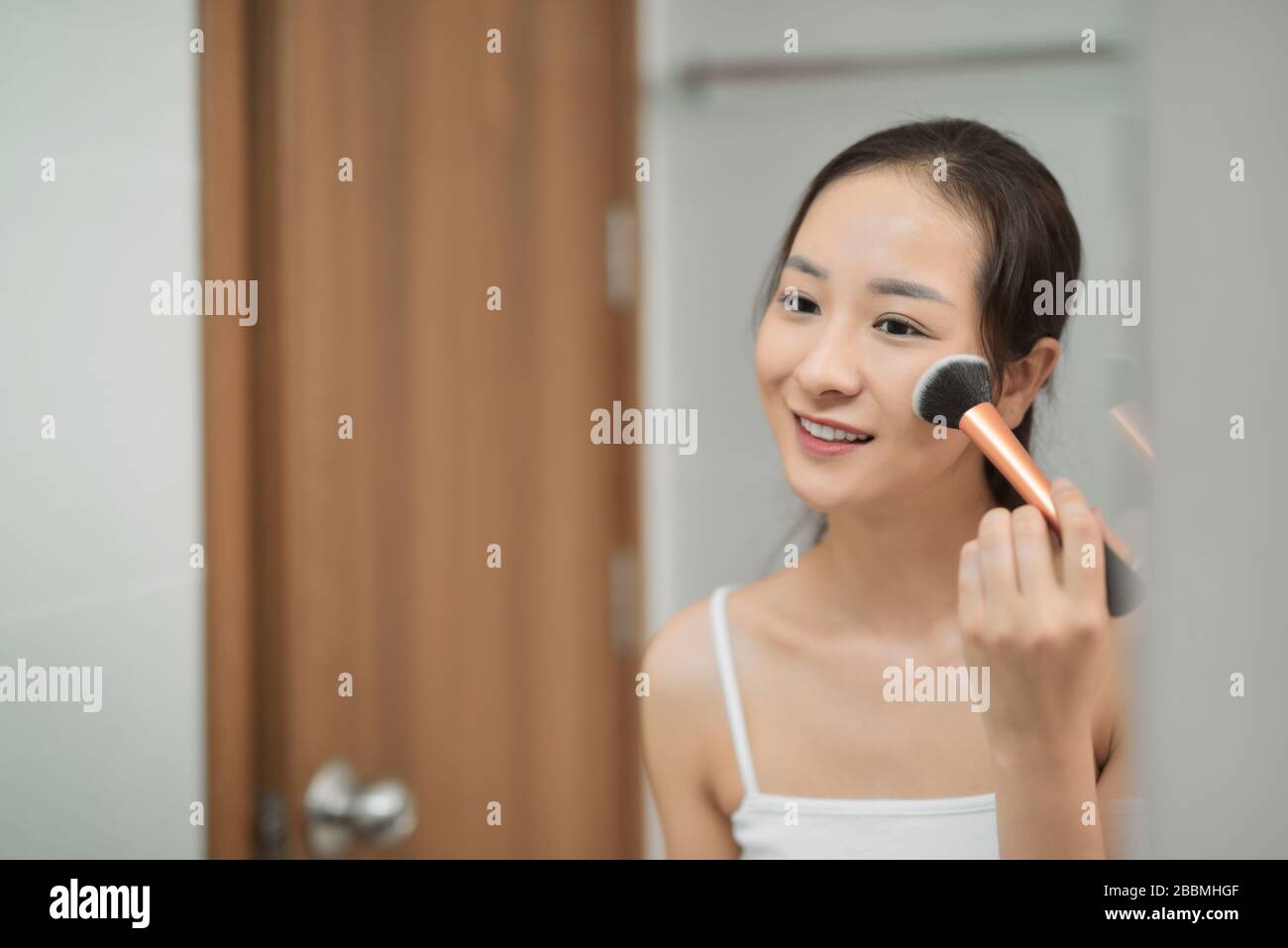 Woman applying makeup hi-res stock photography and images - Alamy