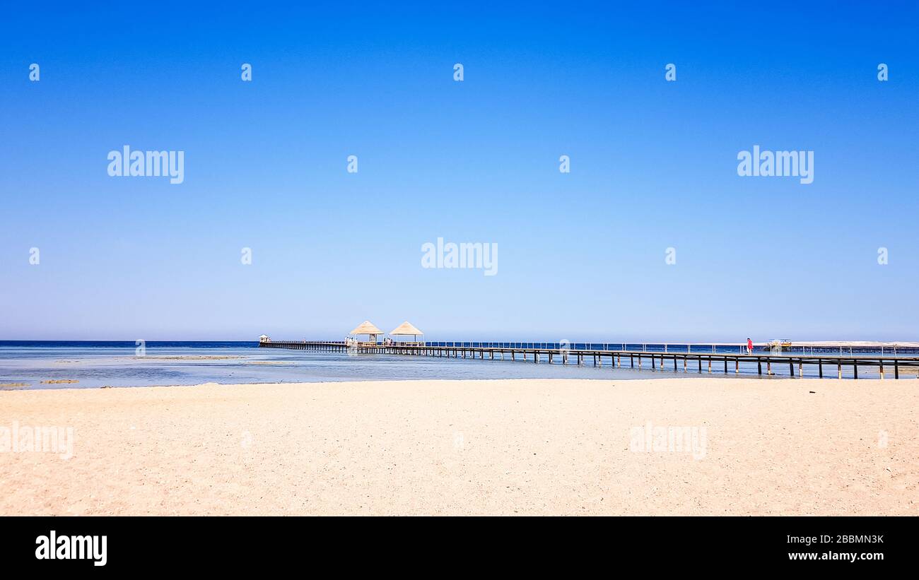 Wallpaper clear blue tropical sea hi-res stock photography and images ...
