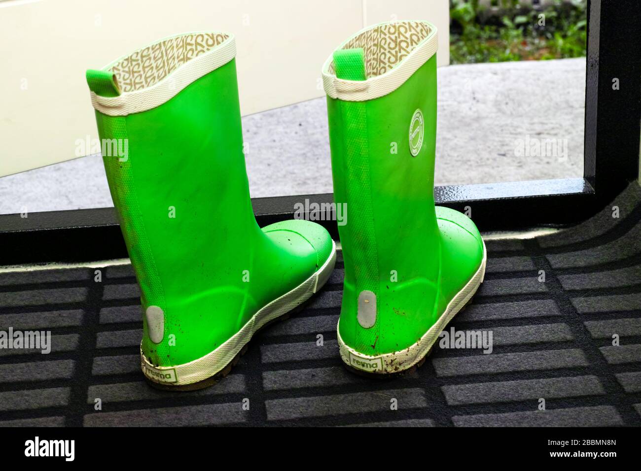 Kelly green rain boots hot sale