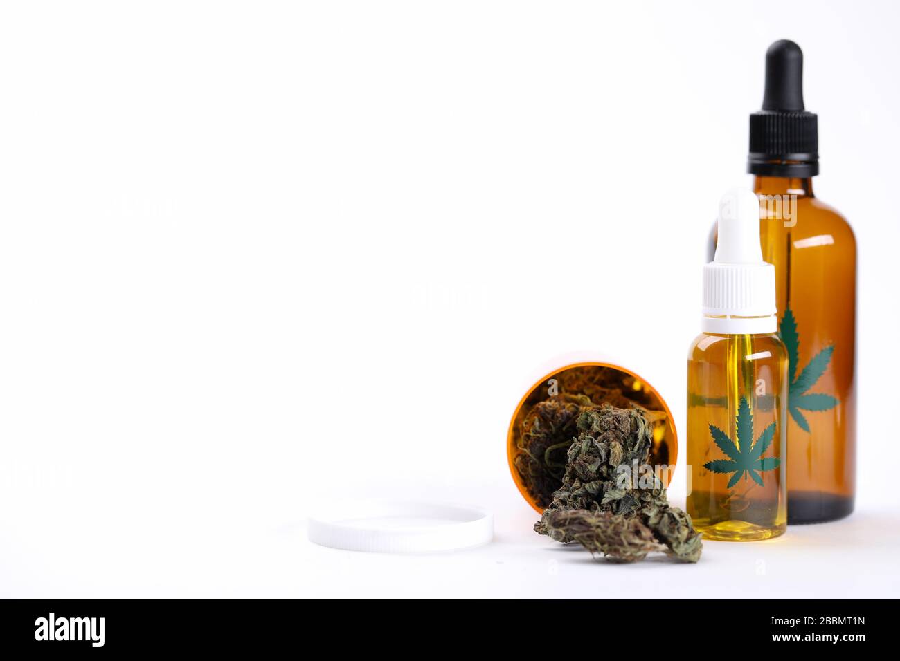 ложка оливкового масла. крупный план масло. эфир жожоба. крупный план масло. крупный план масло.