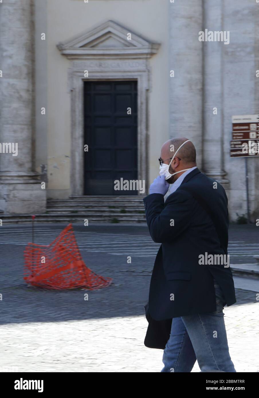 Rome, Italy. 1st April, 2020. The historical center of Rome is empty. Only police in the street. Very few people in the streets, shops, bars and restaurants are closed due the covid19 pandemic. Credit: Evandro Inetti/ZUMA Wire/Alamy Live News Stock Photo