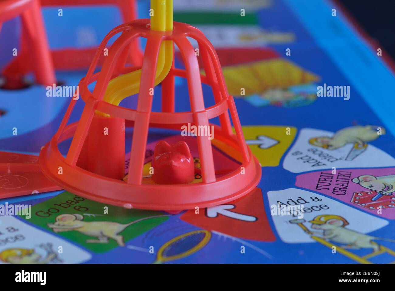https://c8.alamy.com/comp/2BBN08J/captured-and-caged-plastic-mouse-on-the-mouse-trap-mousetrap-board-game-2BBN08J.jpg