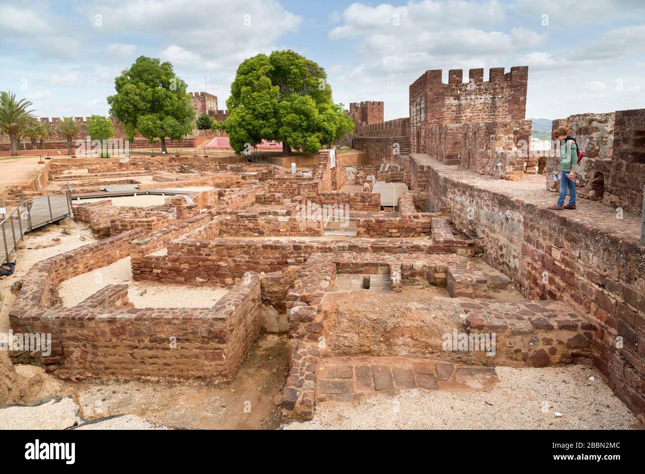 Inside of castle walls hi-res stock photography and images - Alamy