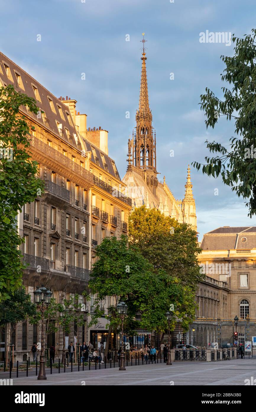 Early morning sunlight on the spires of Sainte Chapelle and the buildings of Ile-de-la-Cite, Paris, France Stock Photo