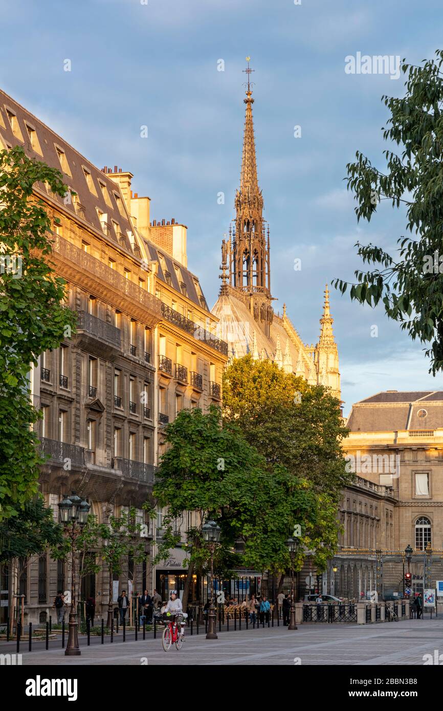 Early morning sunlight on the spires of Sainte Chapelle and the buildings of Ile-de-la-Cite, Paris, France Stock Photo