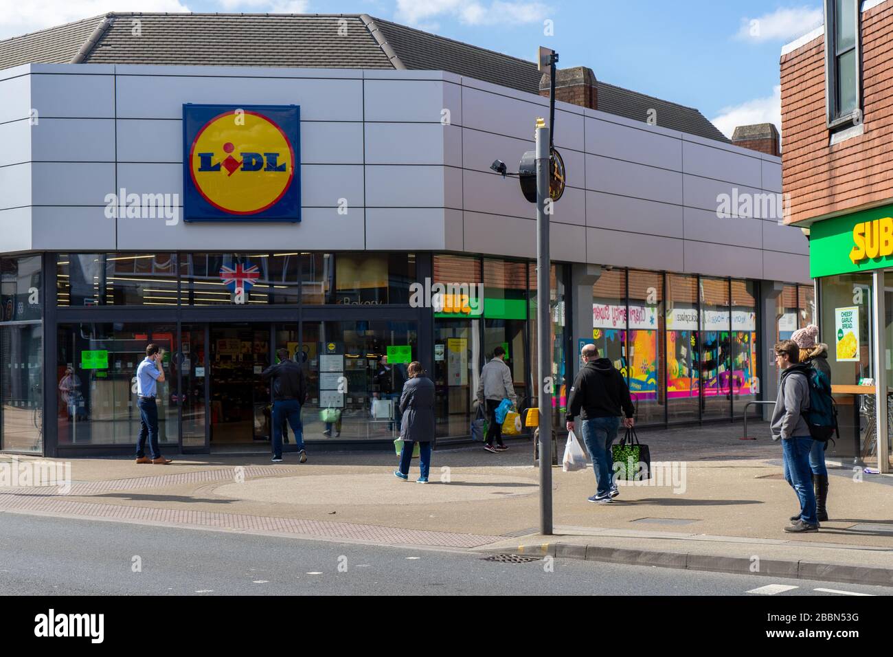 los van Donder herhaling Shopper queuing outside a Lidl supermarket standing two meters apart Stock  Photo - Alamy