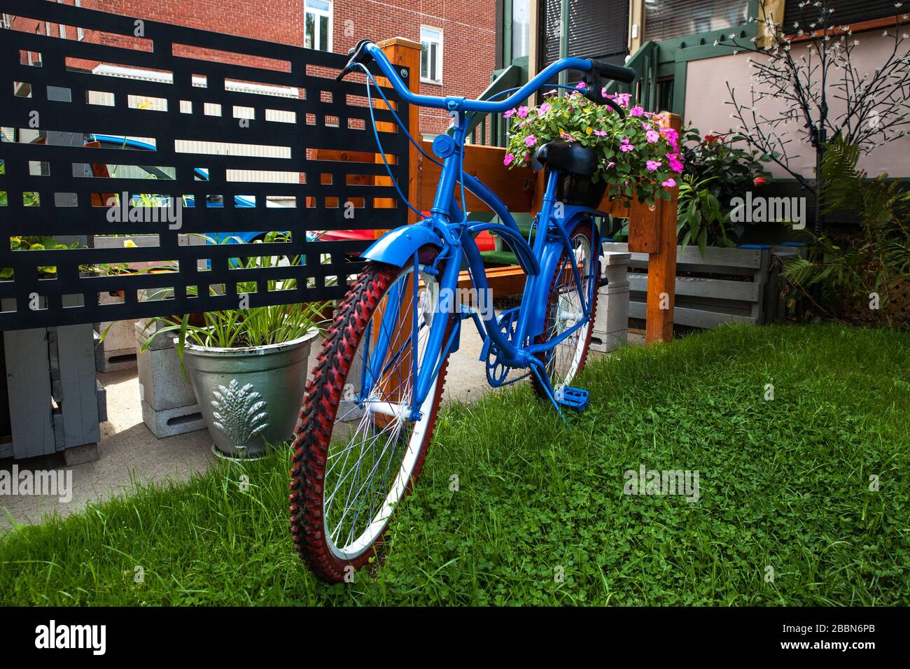 A blue bicycle hi-res stock photography and images - Alamy