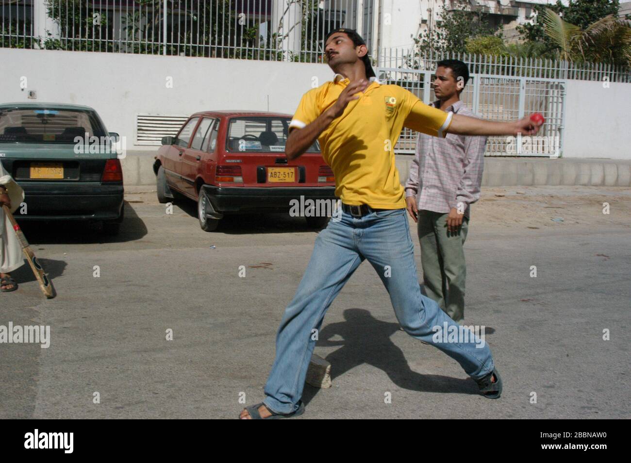 Playing cricket in the street, Karachi,Pakistan Stock Photo