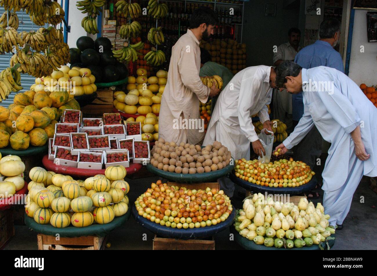 Buying Fruits in Karachi,Pakstan Stock Photo Alamy