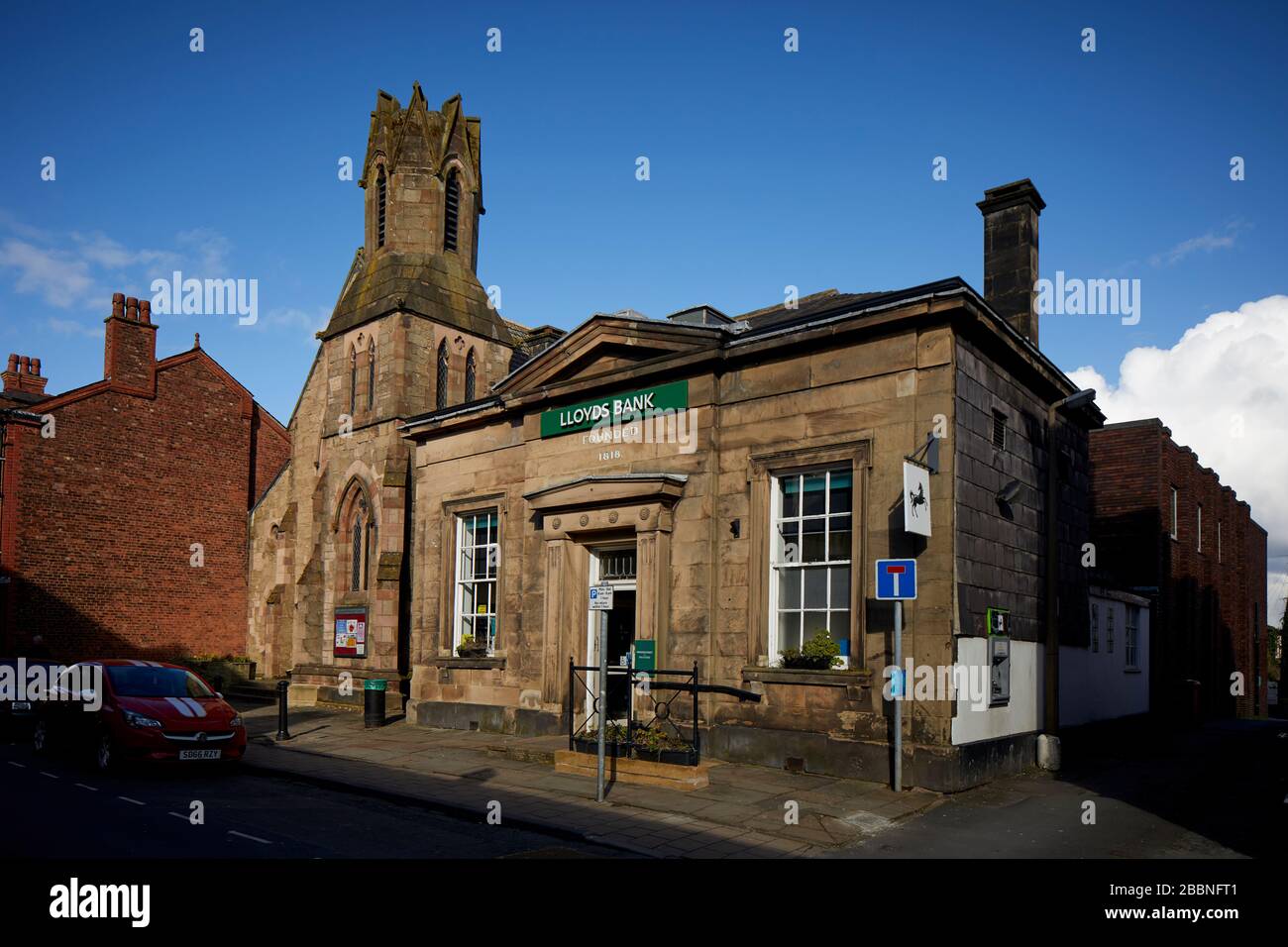 Lloyds Bank and Knutsford Methodist Church Princess St, Knutsford Stock Photo