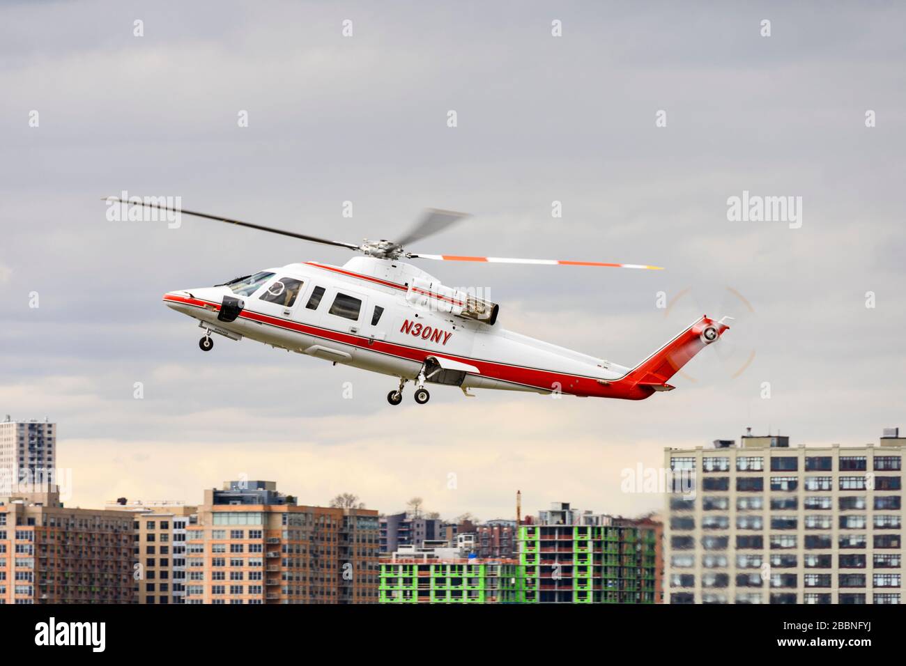 Sikorsky S-76 helicopter operated by Manhatten Helicopte LLC coming in to land Stock Photo