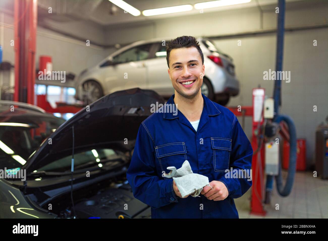 Mechanic working in auto repair shop Stock Photo - Alamy