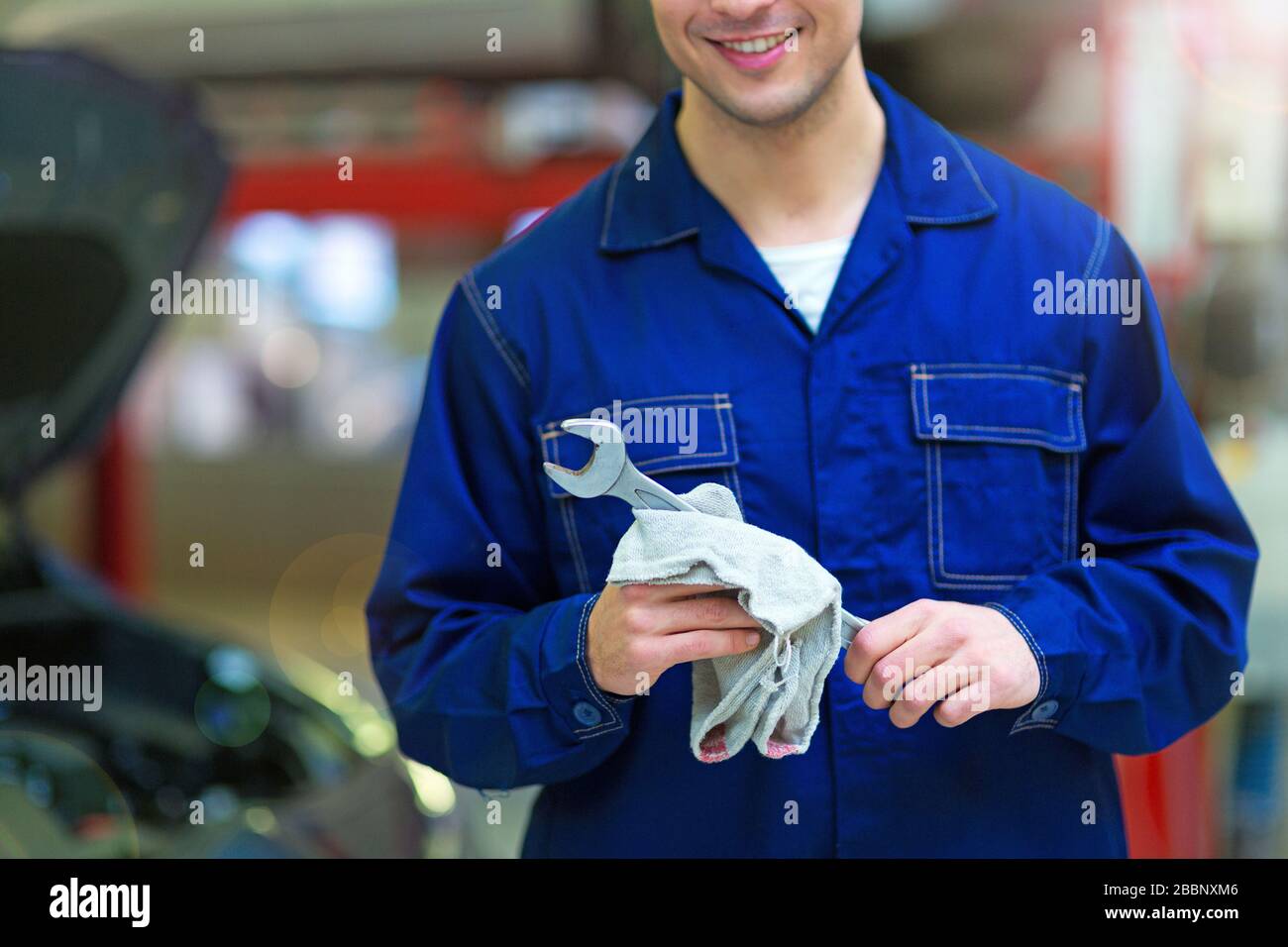 Mechanic working in auto repair shop Stock Photo - Alamy