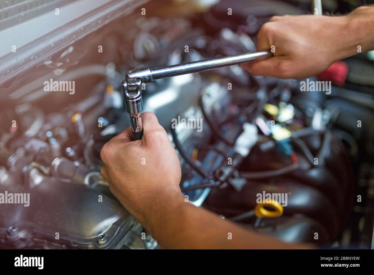 Mechanic working in auto repair shop Stock Photo - Alamy