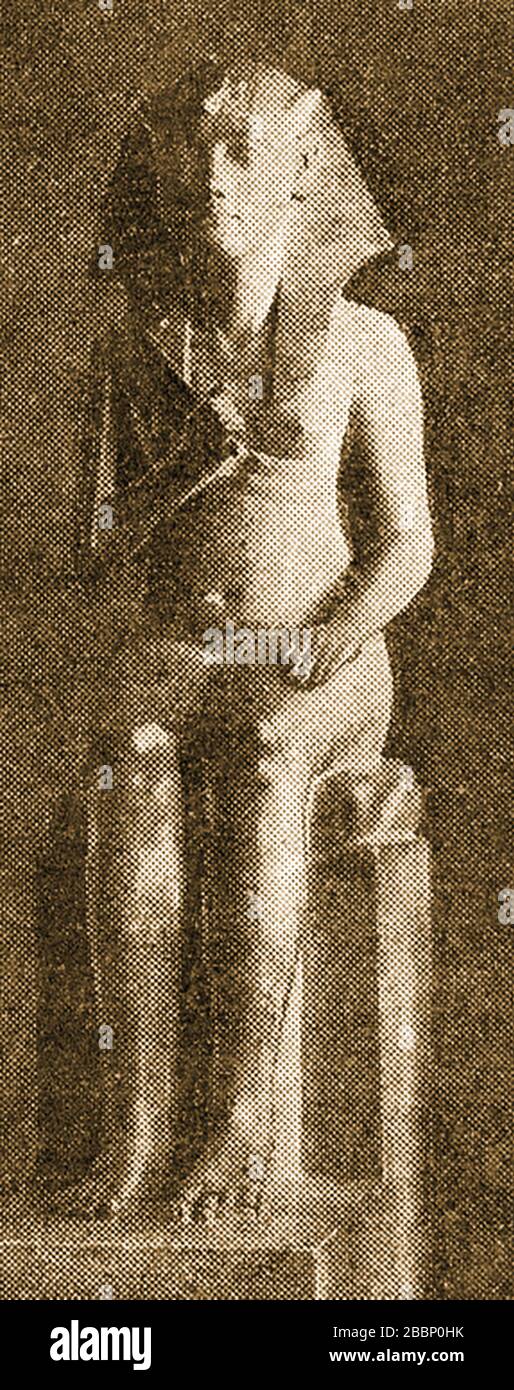 Egyptology -  A 1920 printed image showing an Egyptian statue of Akhenaten, aka Echnaton, Akhenaton,  Ikhnaton,  Khuenaten and  Amenhotep IV Stock Photo