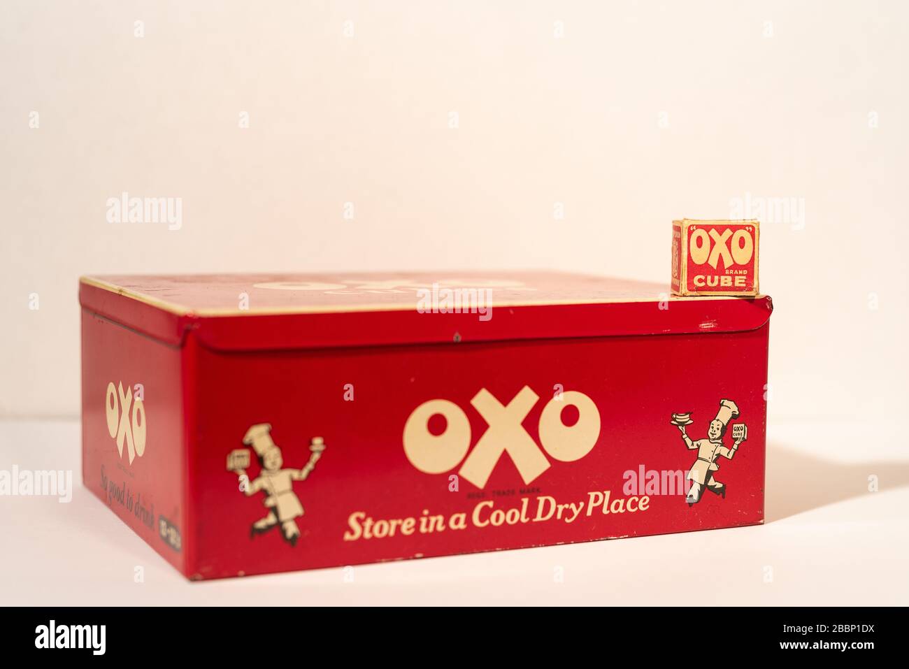 Old vintage OXO cubes tin and OXO cube Stock Photo