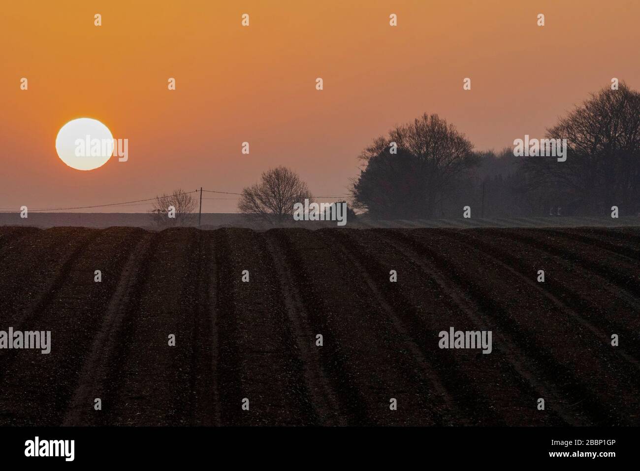 Sunrise over countryside field hi-res stock photography and images - Alamy