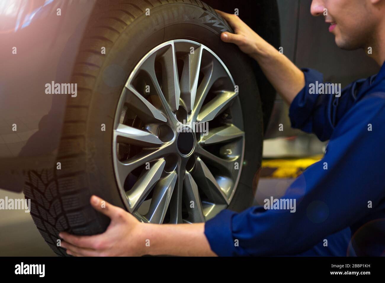 Mechanic working in auto repair shop Stock Photo - Alamy