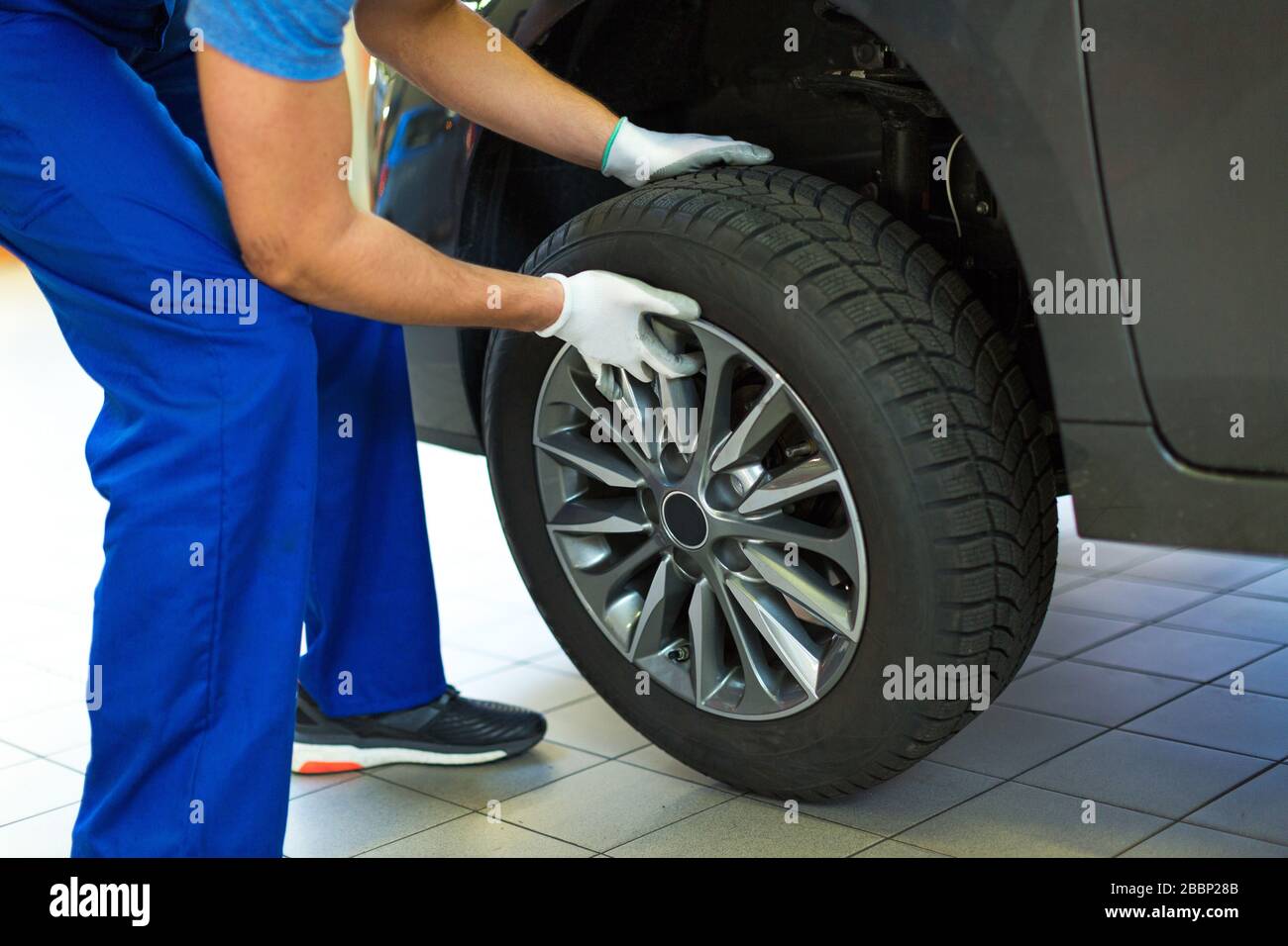 Mechanic working in auto repair shop Stock Photo - Alamy