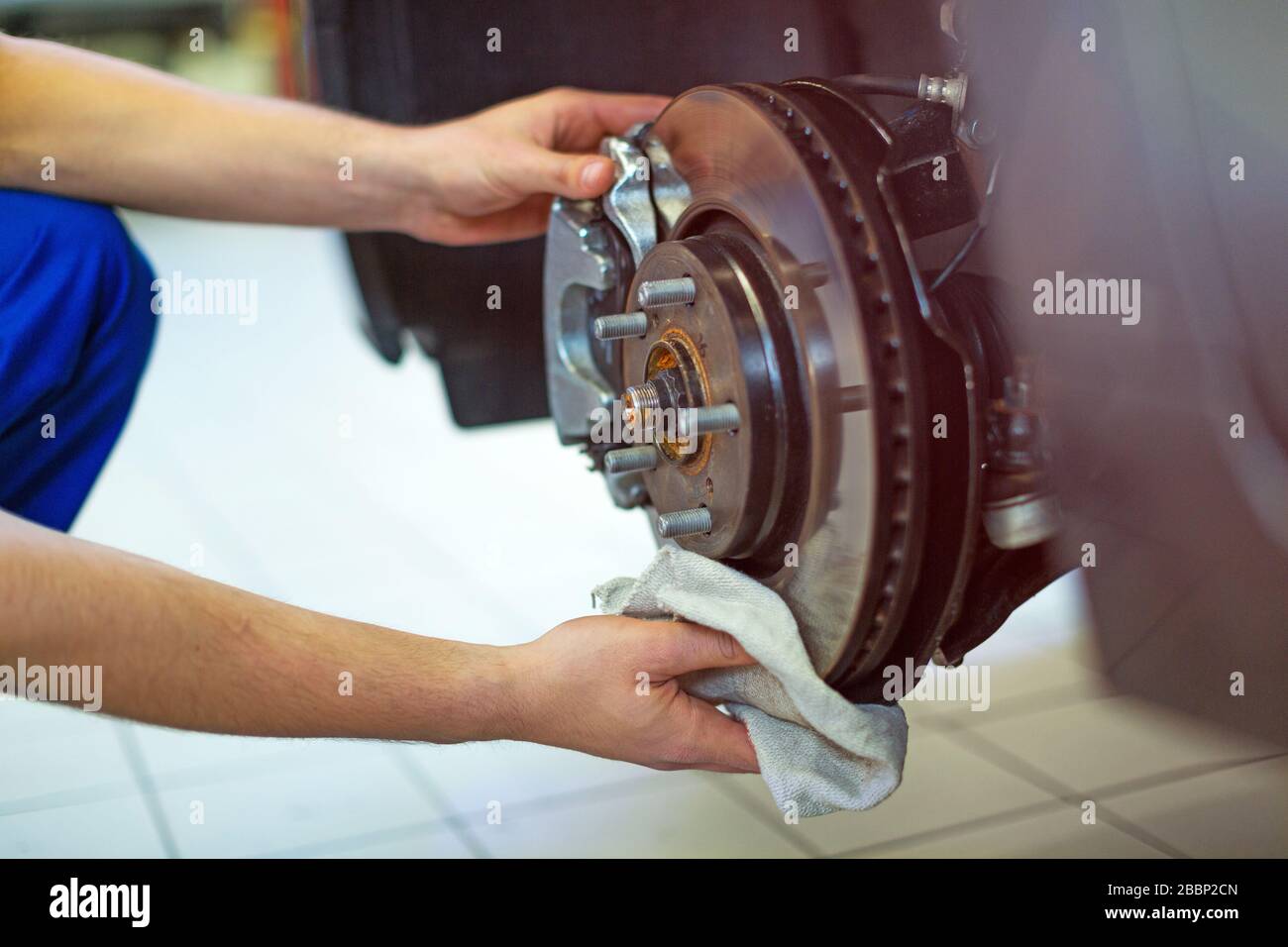 Mechanic working in auto repair shop Stock Photo - Alamy