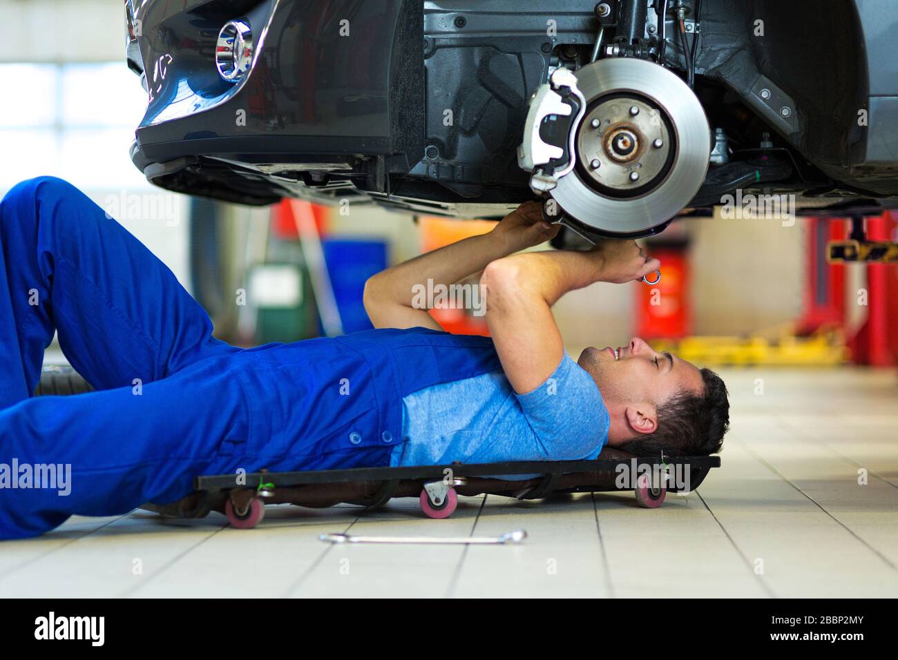 Mechanic working in auto repair shop Stock Photo - Alamy