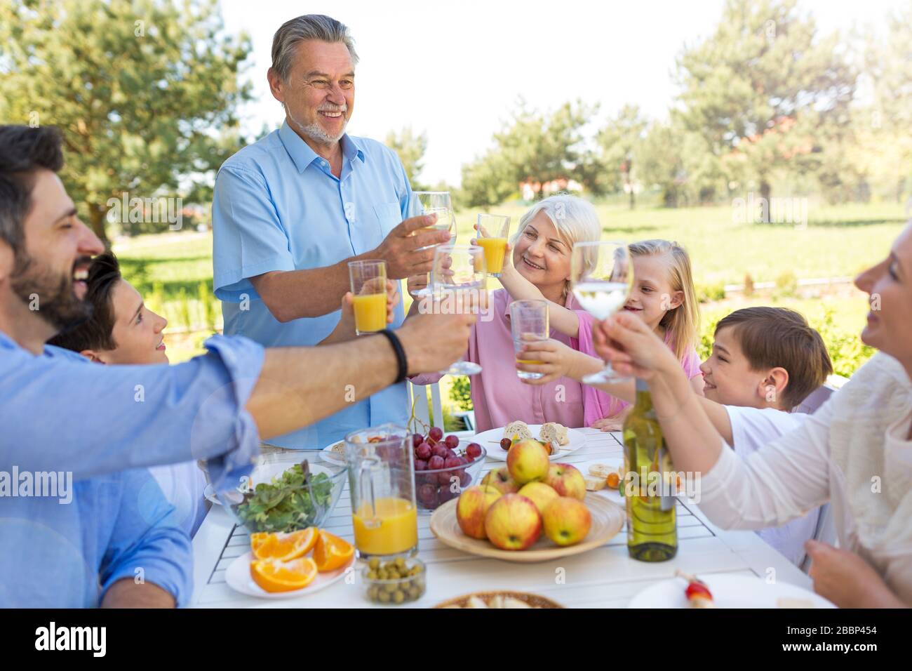 Seniors having barbecue hi-res stock photography and images - Alamy