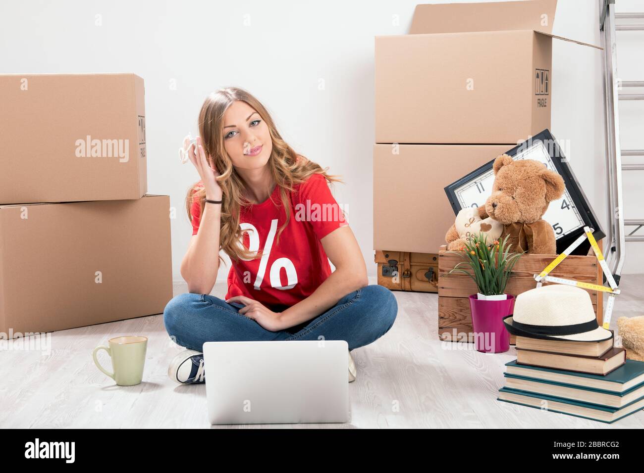 Три поколения женщин на одном фото. Ladies moving. Ladies moving. Sharing вещей. Друзья несут коробки.