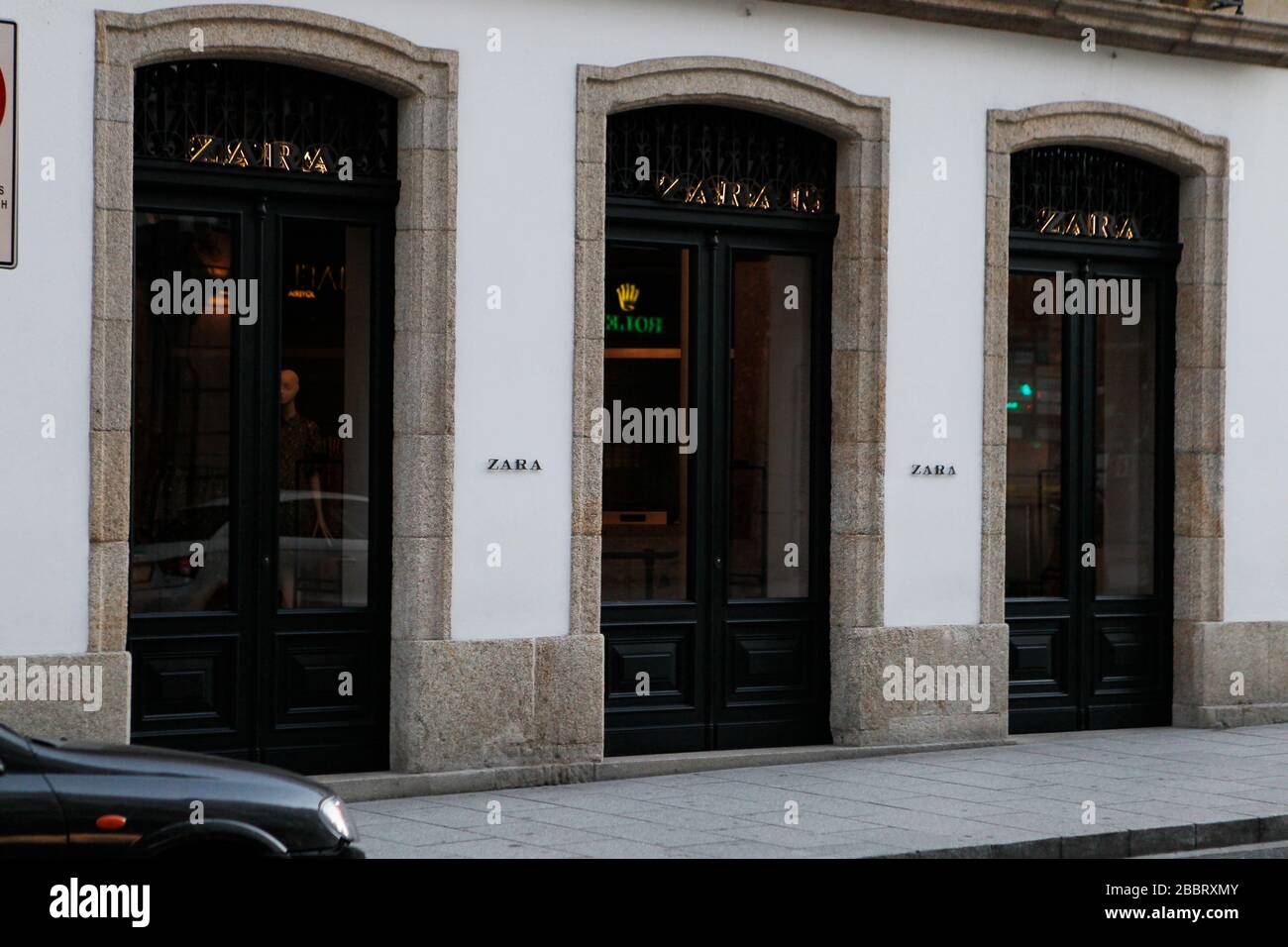Zara shop window hi-res stock photography and images - Page 3 - Alamy