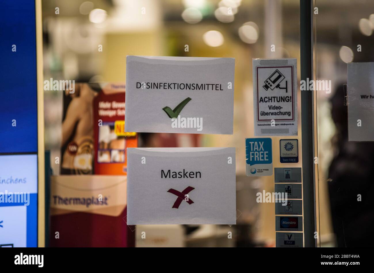 Munich, Bavaria, Germany. 1st Apr, 2020. A pharmacy in Munich's Stachus Passage indicates it has hand disinfection gel, but no breaking masks. Despite being cautiously optimistic regarding the efforts to flatten the curve, Parts of Germany, such as Bavaria, have announced extensions to the daily life restrictions at least until April and with certain portions extending beyond. Credit: Sachelle Babbar/ZUMA Wire/Alamy Live News Stock Photo