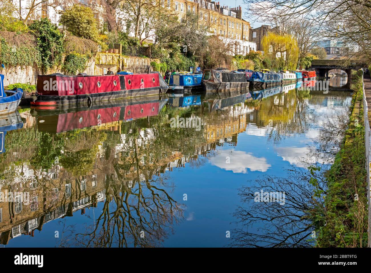 Regents canal narrowboats hi-res stock photography and images - Alamy